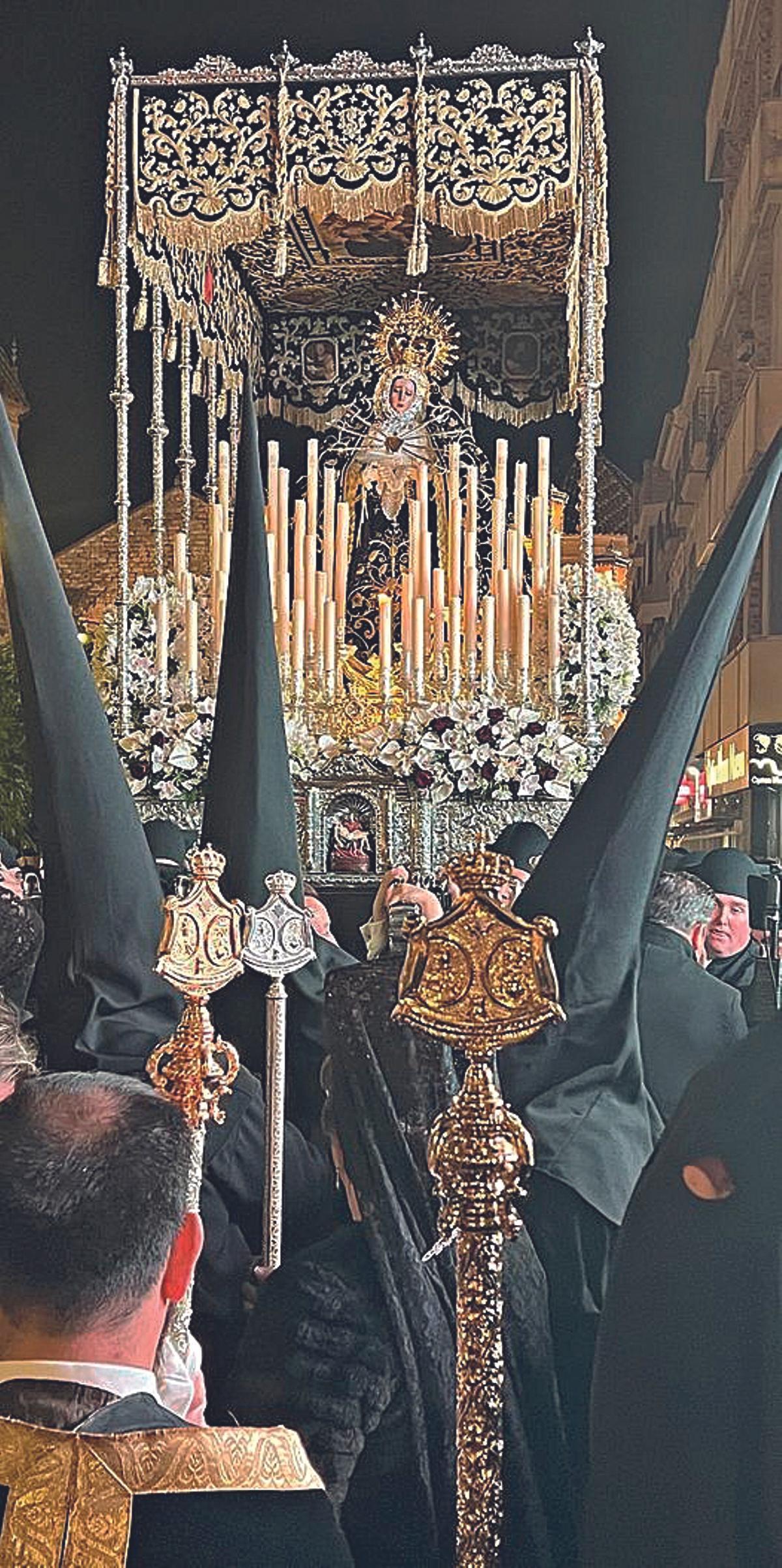 La Virgen de las Servitas. Uno de los laterales de la Plaza Nueva.