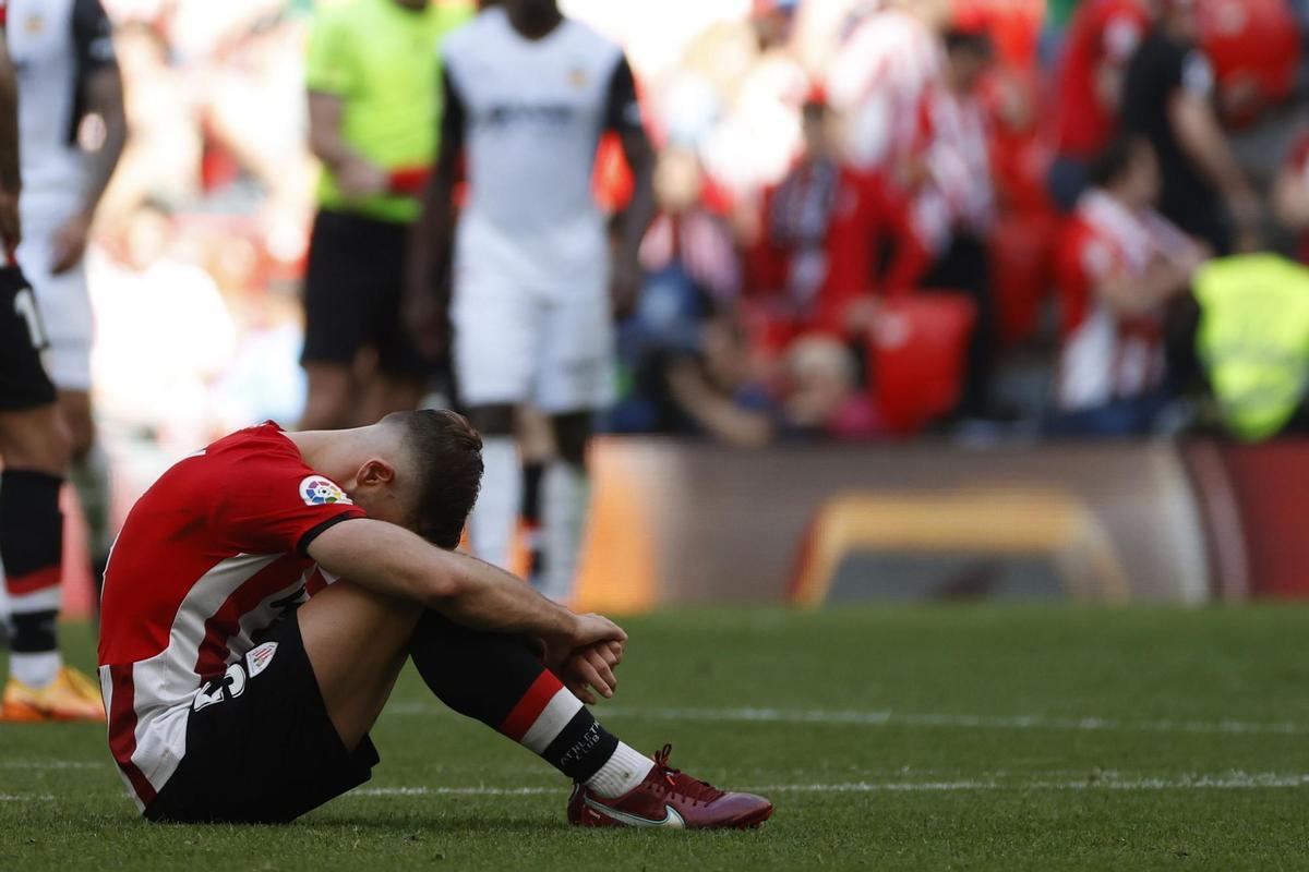 BILBAO, 07/05/2022.- El defensa del Athletic Yuri Berchiche se lamenta tras el partido de la jornada 35 de LaLiga Santander que Athletic Club de Bilbao y Valencia CF jugaron hoy sábado en el estadio de San Mamés, en Bilbao.- EFE/Miguel Toña