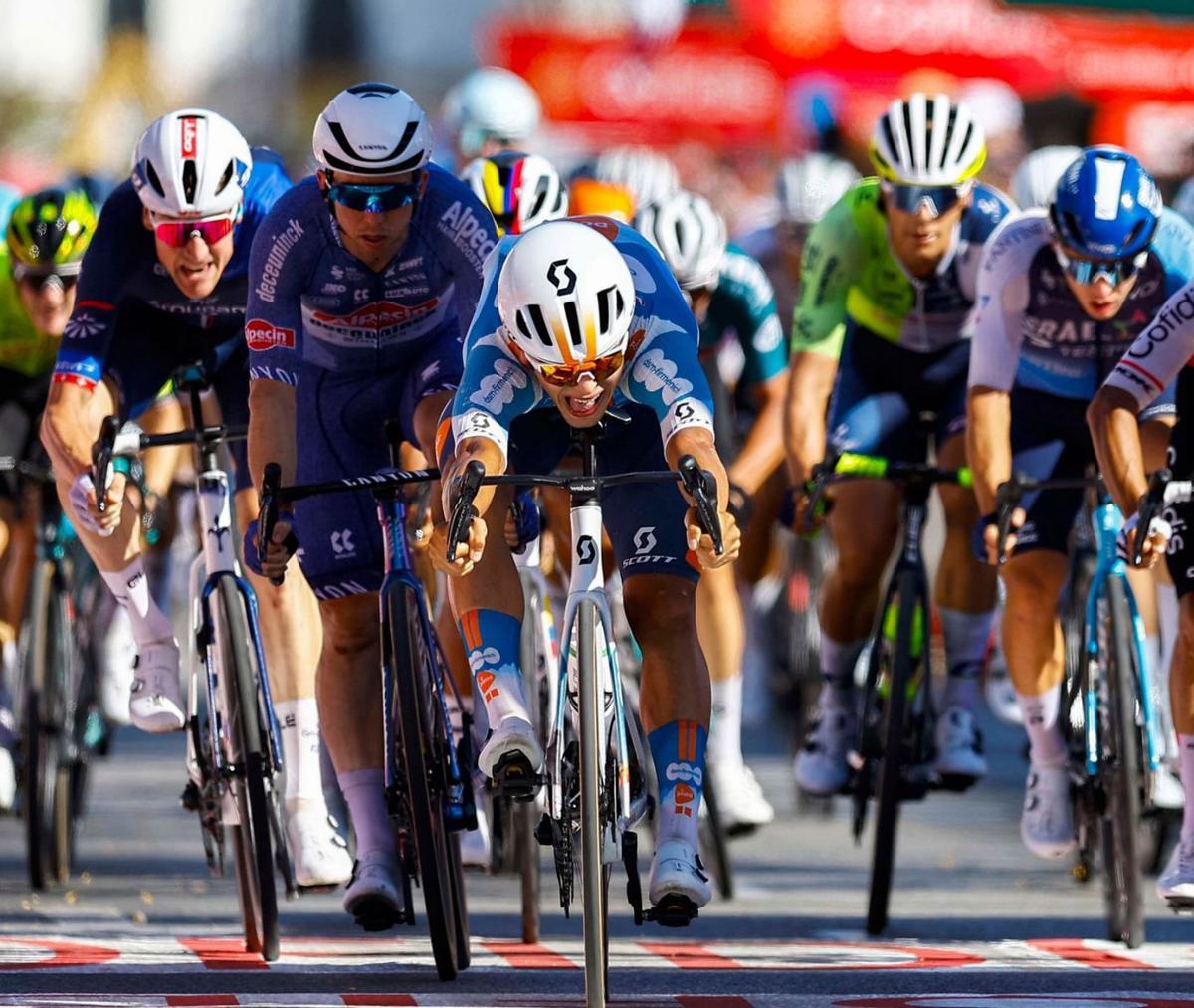 La Vuelta viu un últim esprint sota la calor de Sevilla