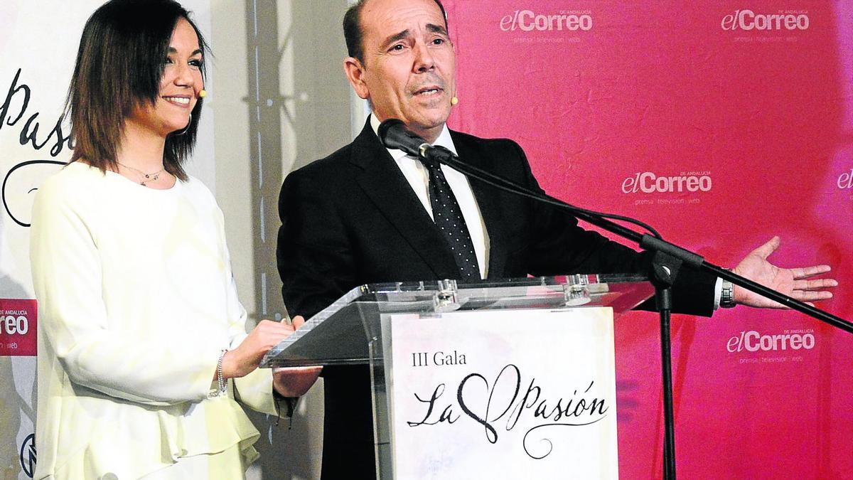Ana Enterría y Víctor García-Rayo, durante la celebración de la III Gala de ‘La Pasión’ de El Correo TV. / Manuel Gómez