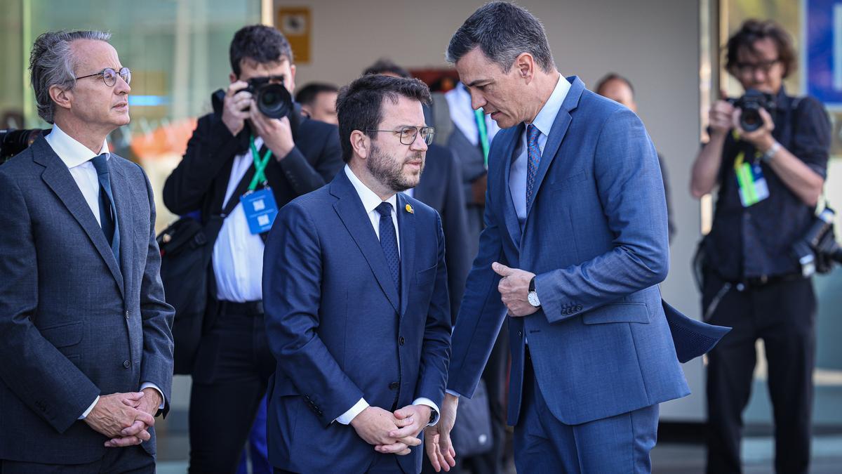 Pere Aragonès i Pedro Sánchez, conversen mentre esperen l&#039;arribada d&#039;Ursula von der Leyen, a l&#039;entrada de l&#039;hotel W