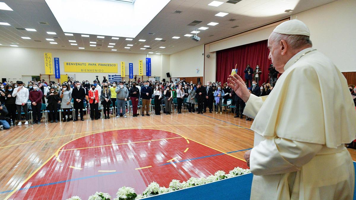 El  Papa Francisco habla en un colegio de Atenas.