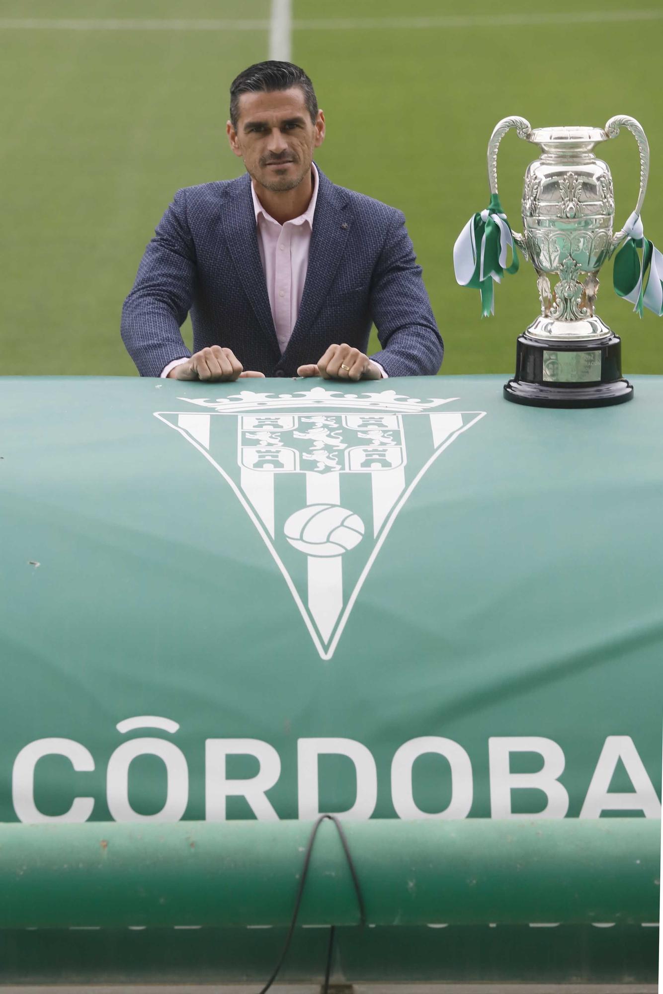 Juanito con la Copa RFEF en El Arcángel.