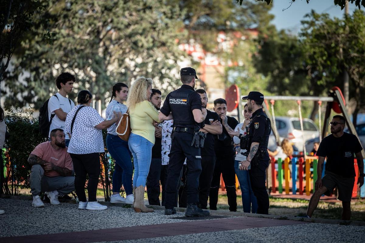En imágenes | Un hombre se atrinchera en una vivienda de un barrio de ...