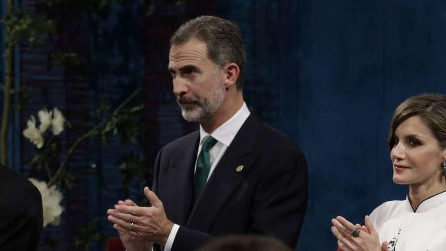 Los Reyes, al fondo, con Mariano Rajoy en primer término en la ceremonia de ayer.