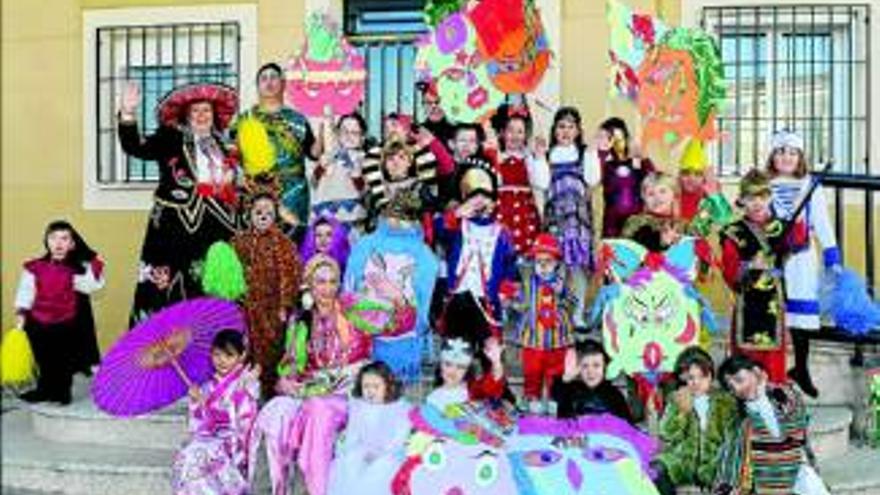 Colectivos sociales y colegios mantienen vivo el Carnaval