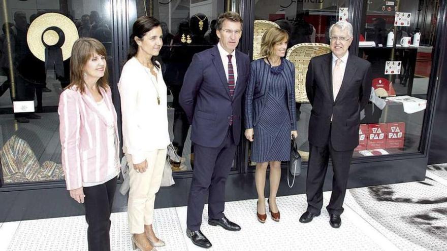 Feijóo, en el centro, con Pilar Rojo y Nava Castro, ayer en la Expo de Milán. // FdV