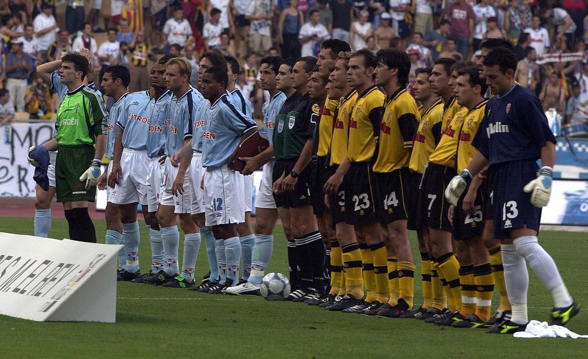 Celta y Zaragoza, antes de comenzar la final de 2001.