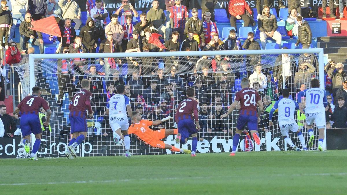 Un dudoso penalti encarriló la victoria del Tenerife frente al Eldense, en el encuentro de la primera vuelta, disputado en el Nuevo Pepico Amat