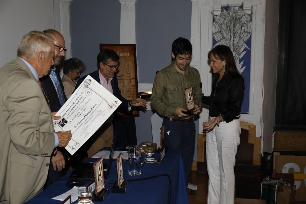 Entrega de distinciones a los antiguos alumnos del Instituto Jovellanos.