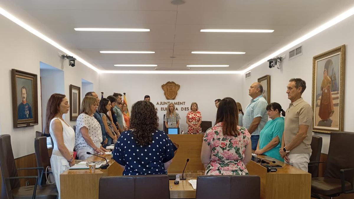 Pleno de Santa Eulària durante un minuto de silencio por las víctimas del terremoto en Venezuela.