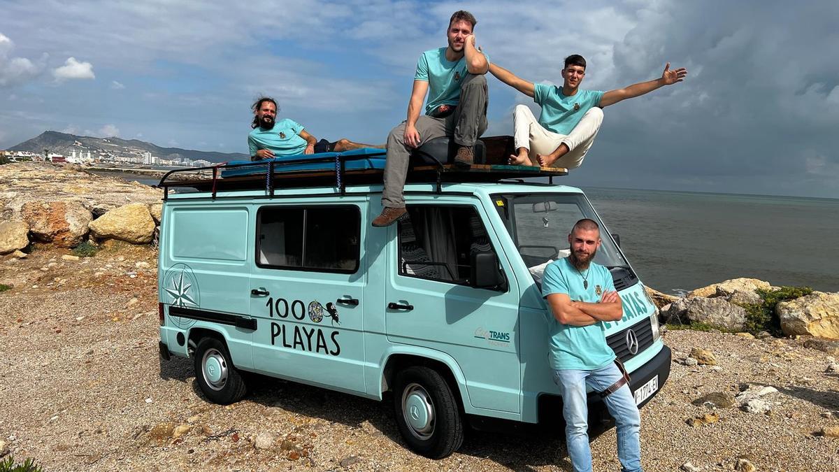 Los cuatro voluntarios junto a la furgoneta con la que recorrerán España.