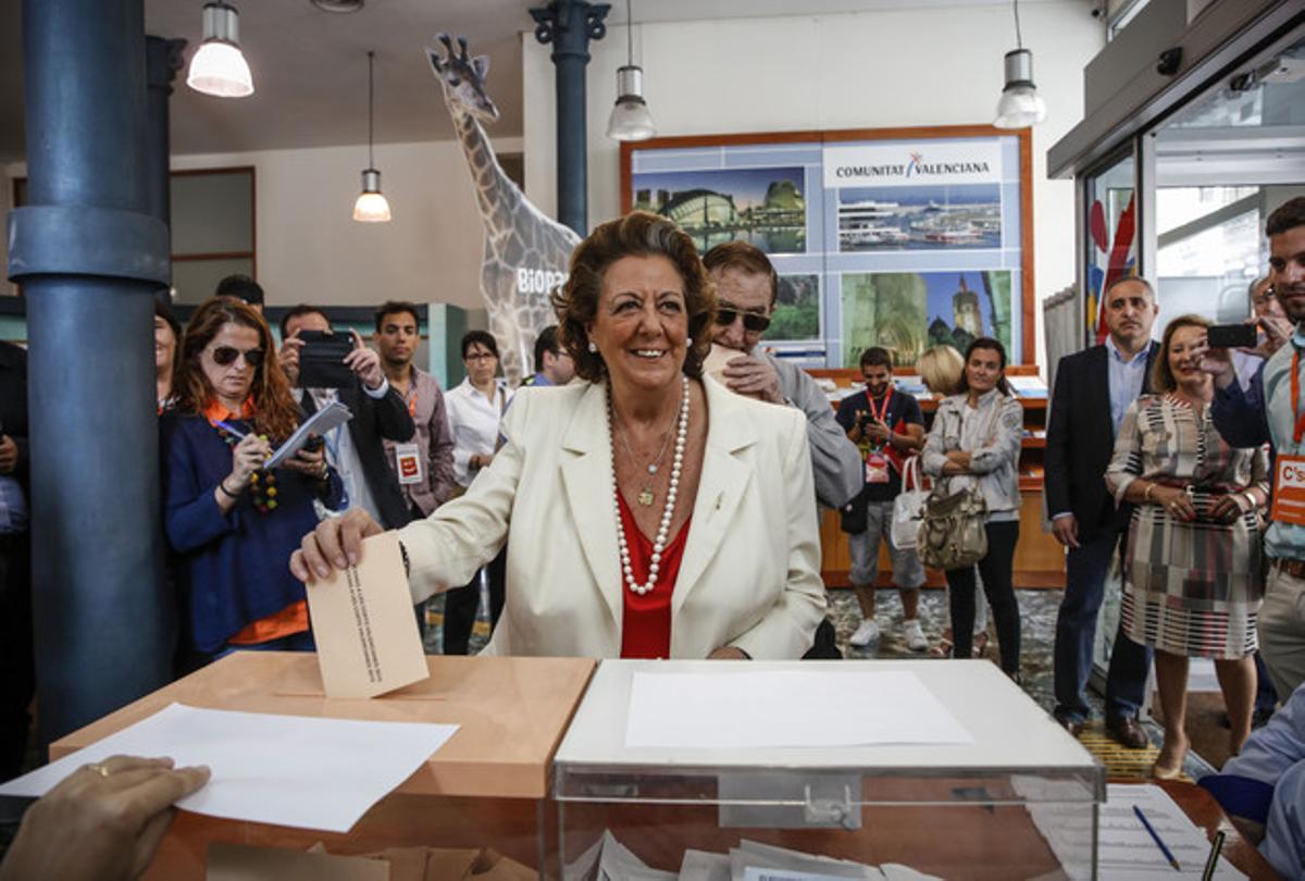 Rita Barberá ejerce su derecho a voto.