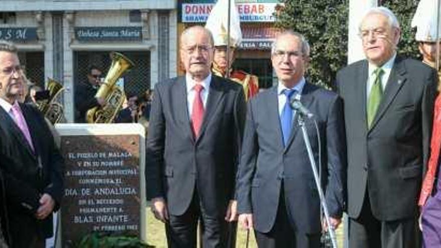 Gámez, Maldonado, De la Torre, Moreno Brenes, Hernández Mollar y Radío, en el acto ante el monumento a Blas Infante.