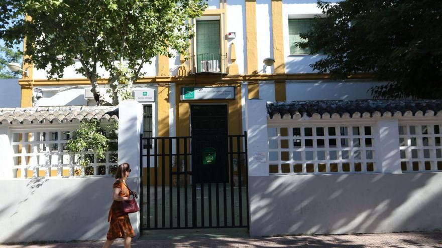 Exterior del colegio Cronista Rey Díaz.