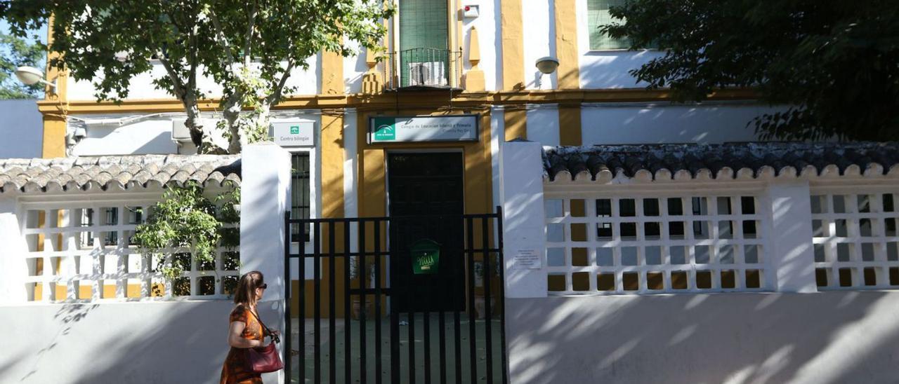 Exterior del colegio Cronista Rey Díaz.