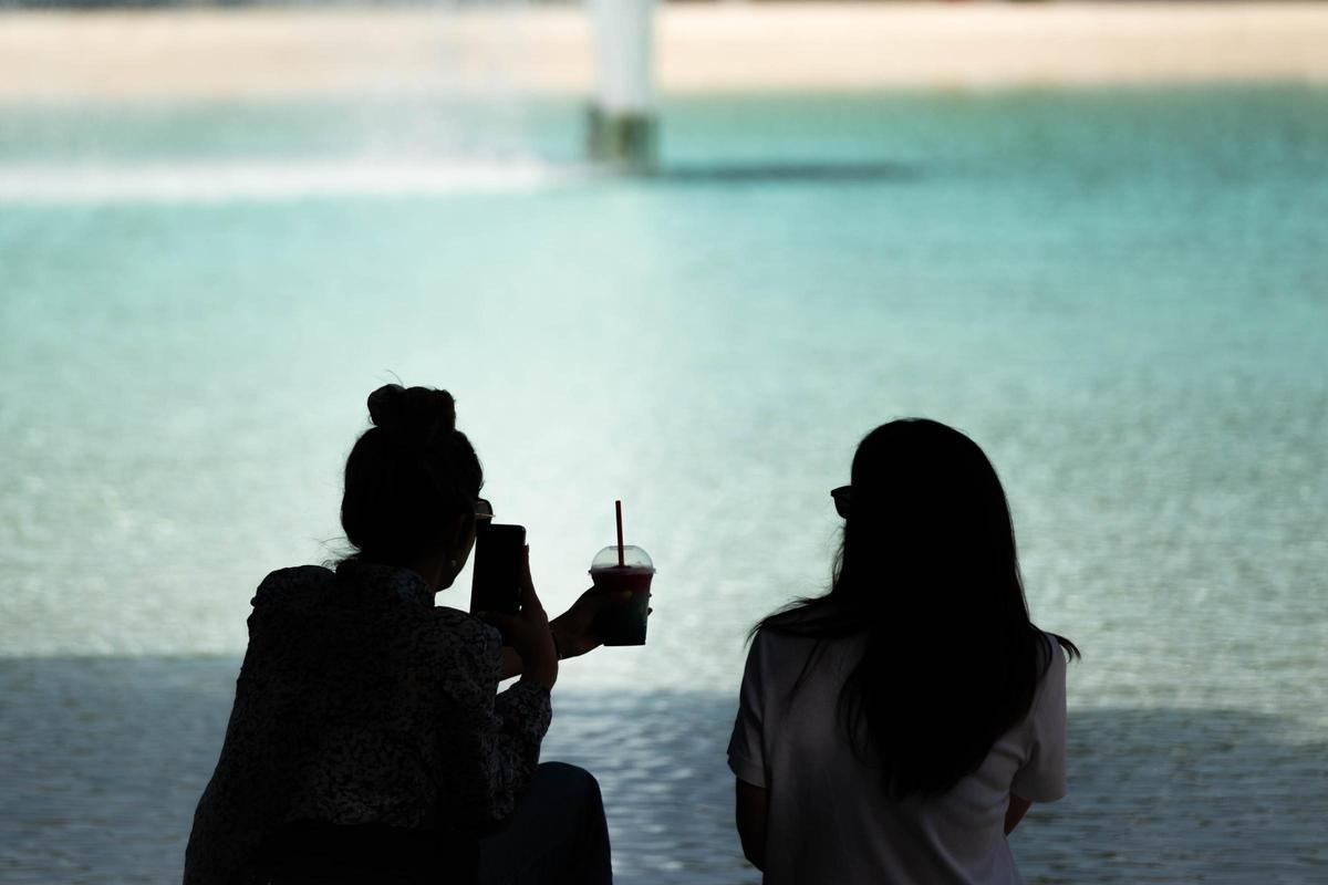 Dos mujeres, a la sombra en Santa Cruz de Tenerife.