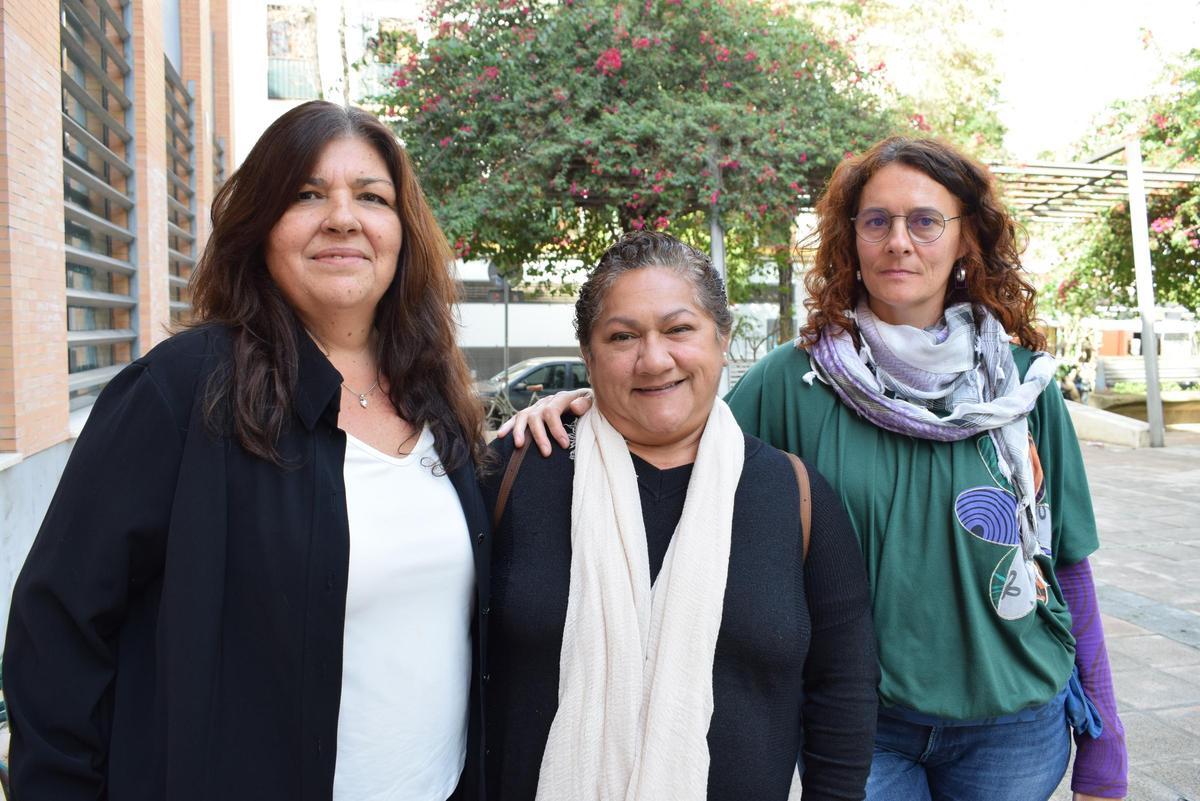 María Pajares, trabajadora social de centro de salud de La Candelaria (i) junto a dos usuarias de Gruse