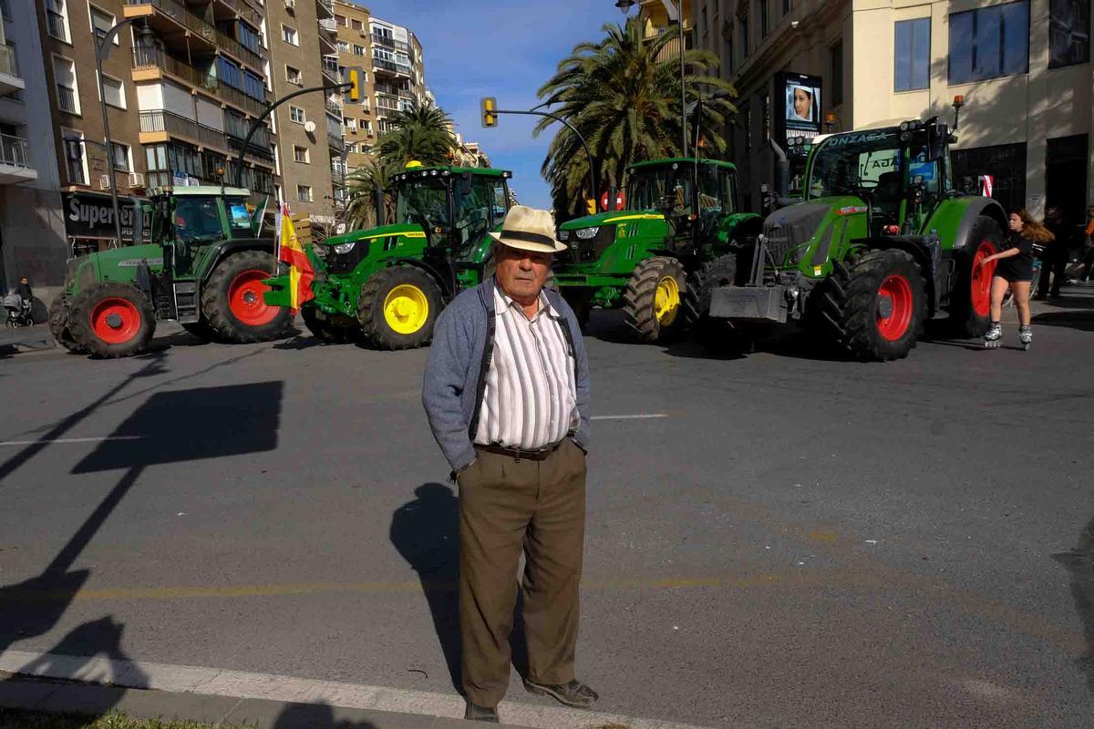 Un agricultor y varios tractores en las protestas en el cruce de Muelle Heredia y Alameda de Colón