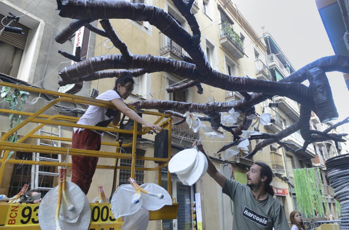 Últims preparatius al carrer Mozart.