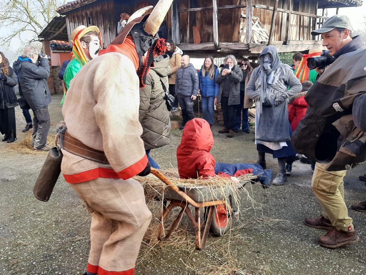 Los Aguilandeiros de San Xuan de Villapañada recorren los pueblos de Grado entre ceniza y bailes