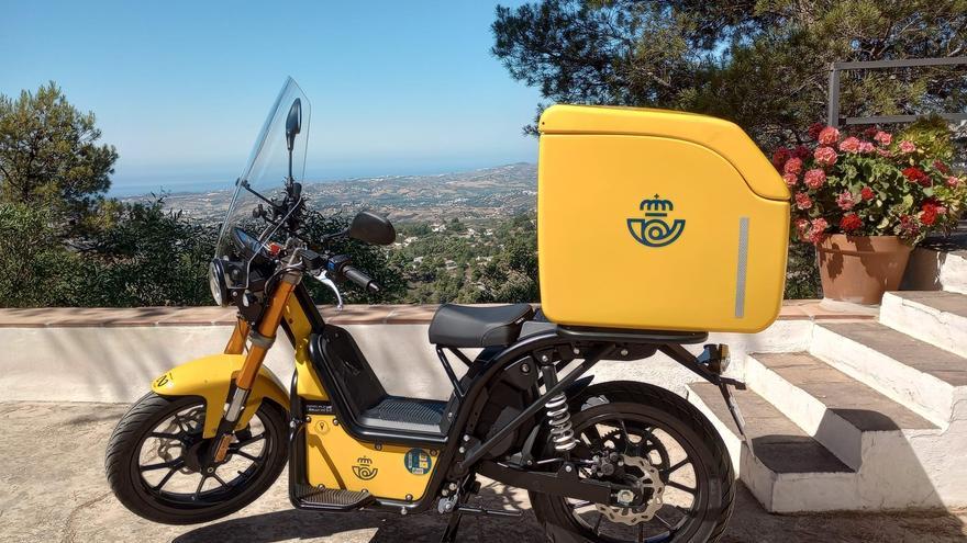 Una de las 50 motos eléctricas de reparto de Correos