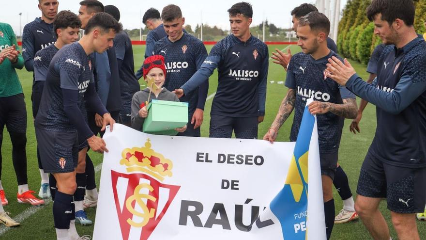 El Sporting saca una sonrisa al pequeño Raúl