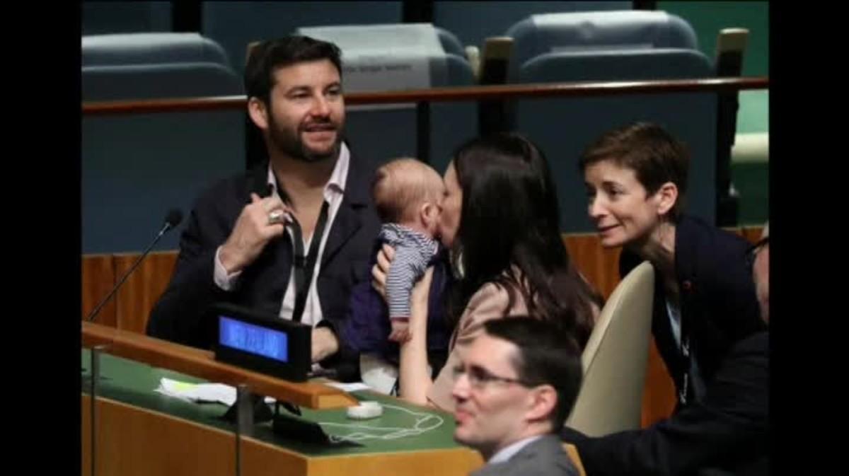 El marido de la primera ministra también asistió para cuidar a la menor mientras su madre hablaba.