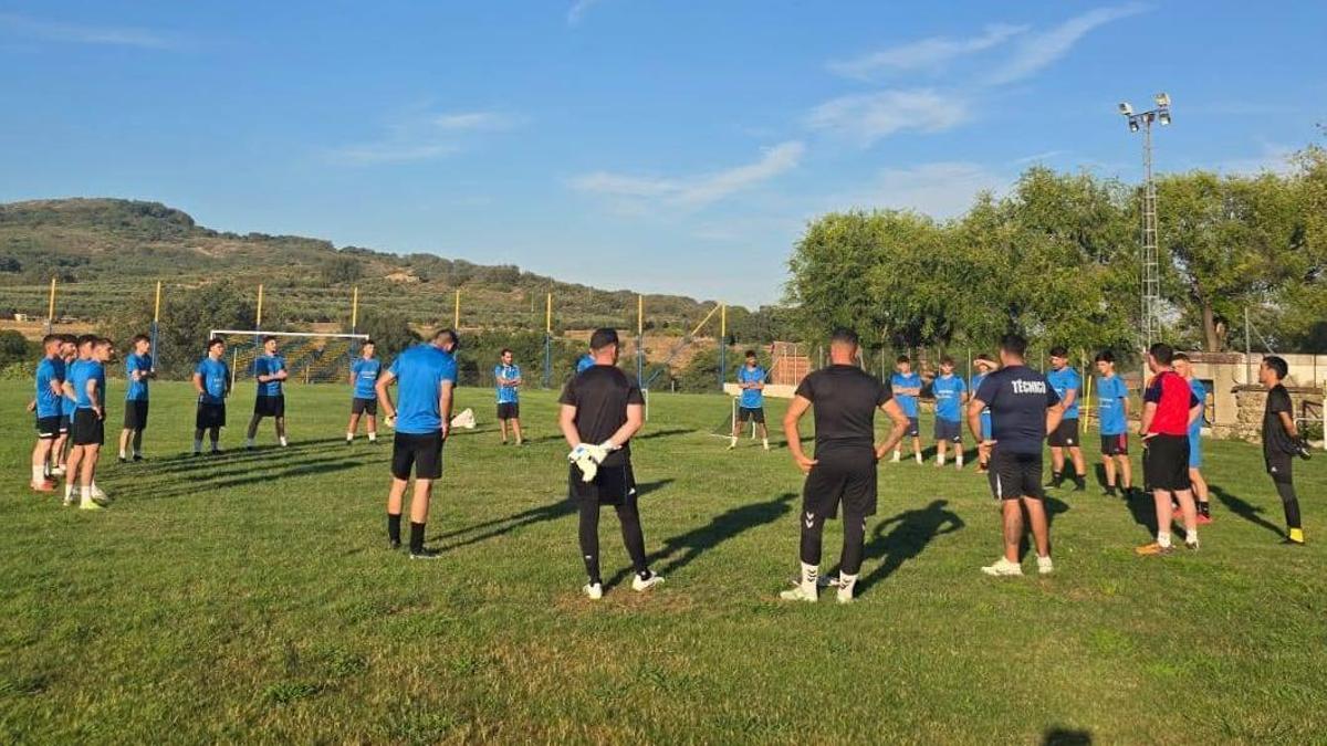 La plantilla del Imperial de Cuacos durante un entrenamiento en el Campo Municipal La Mina.