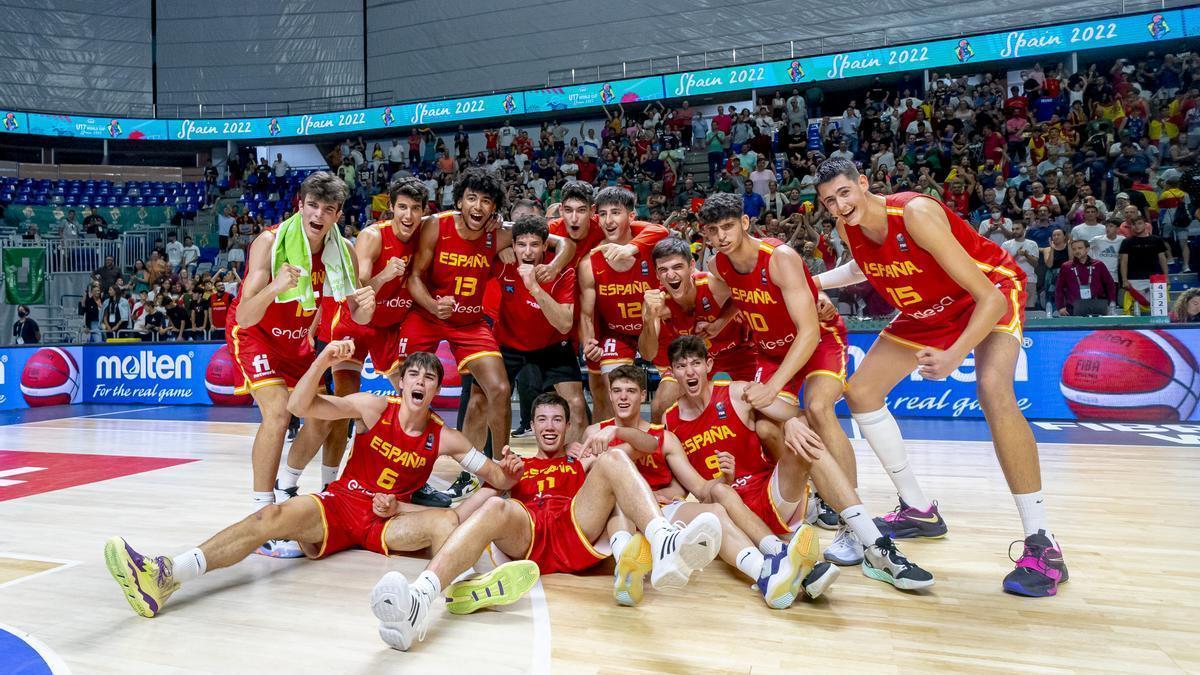 La selección española sub-17 celebra la victoria ante Francia en semifinales