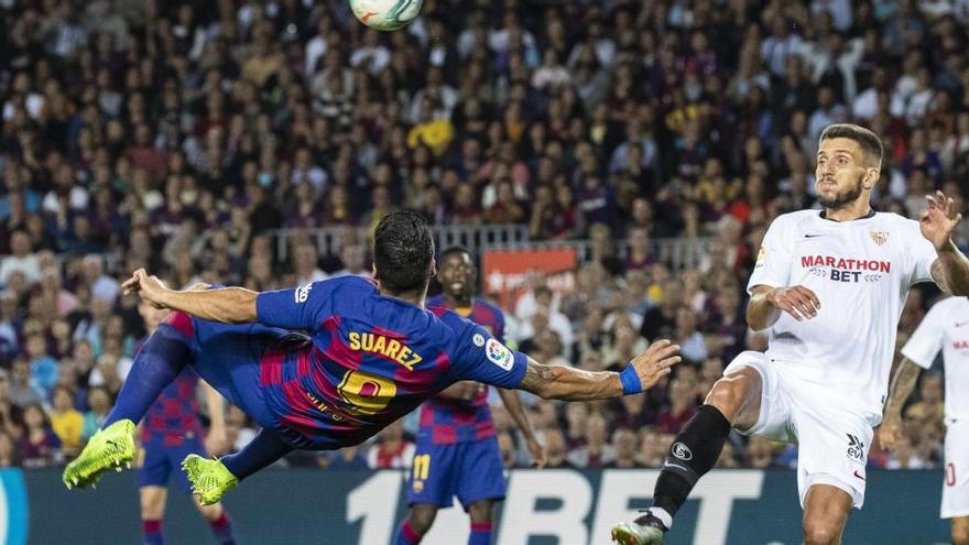 Luis Suárez se dispone a rematar un balón ante el Sevilla.