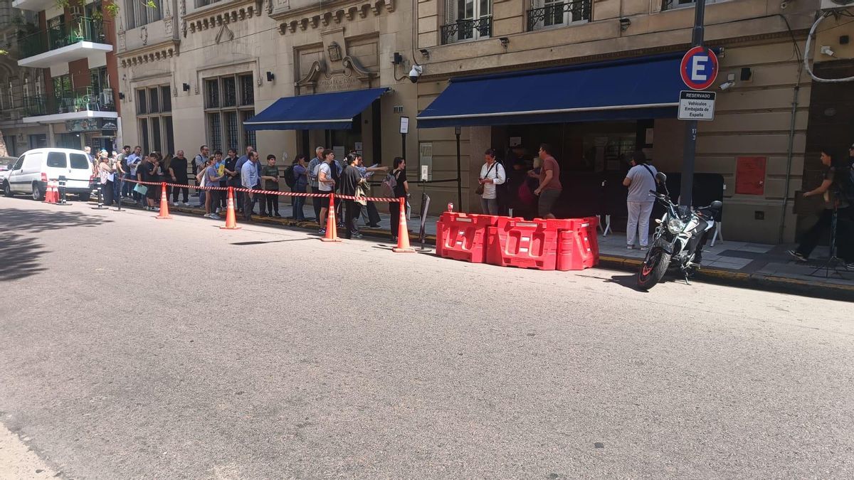 Cola en el consulado español de Buenos Aries de personas que desan obtener la ciudadanía. Cola en el consulado español de Buenos Aries de personas que desan obtener la ciudadanía.