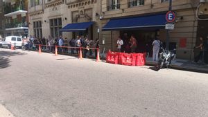 Cola en el consulado español de Buenos Aries de personas que desan obtener la ciudadanía.