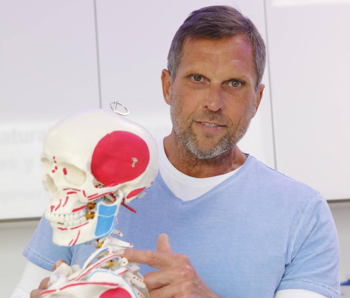 Dr. Heiko Miguel Diedrichs nimmt sich Zeit mit seinen Patienten die Ursache der Schmerzen zu besprechen.