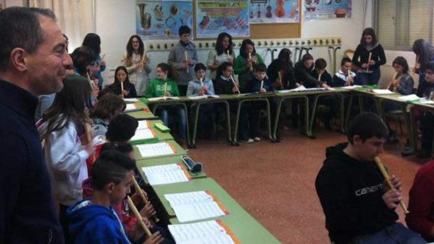 Arriba, el maestro Milanov, durante un ensayo con alumnos del Colegio de Valdellera, de Posada de Llanes. A la izquierda, un taller de profesores en el auditorio de Oviedo.