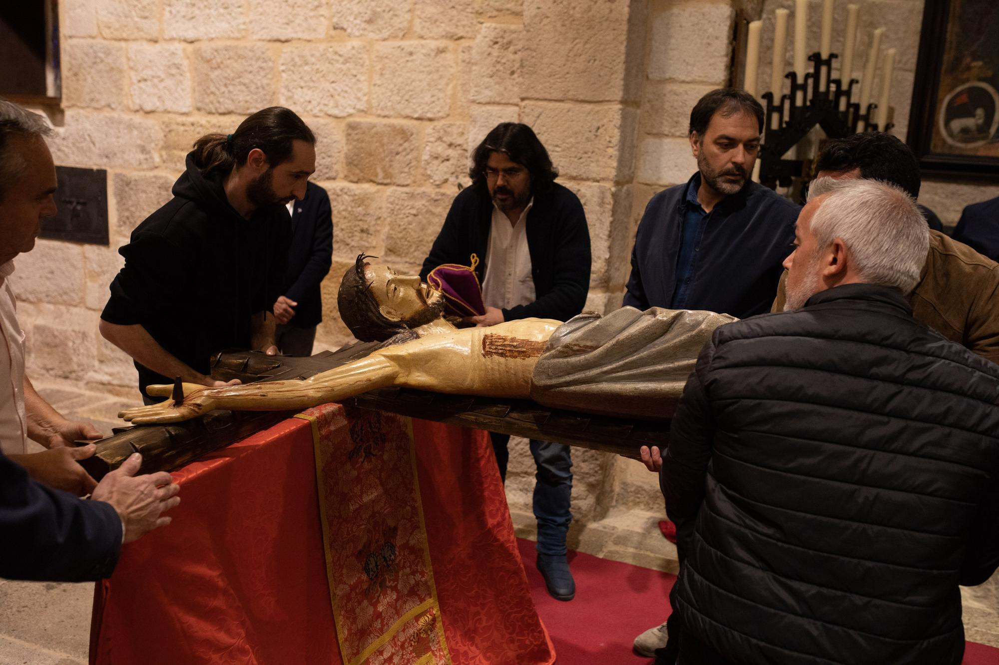 La Hermandad Penitencial del Espíritu Santo baja el Cristo para el besapiés