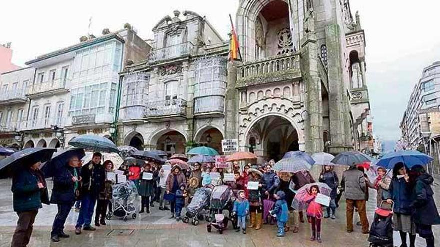 Protesta en O Porriño para pedir un mejor servicio de pediatría.  // Gabino Porto