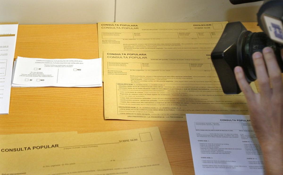 Paperetes i sobres per votar en la consutla del 9-N, presentats aquest diumenge per Joana Ortega. Paperetes i sobres per votar en la consutla del 9-N, presentats aquest diumenge per Joana Ortega.
