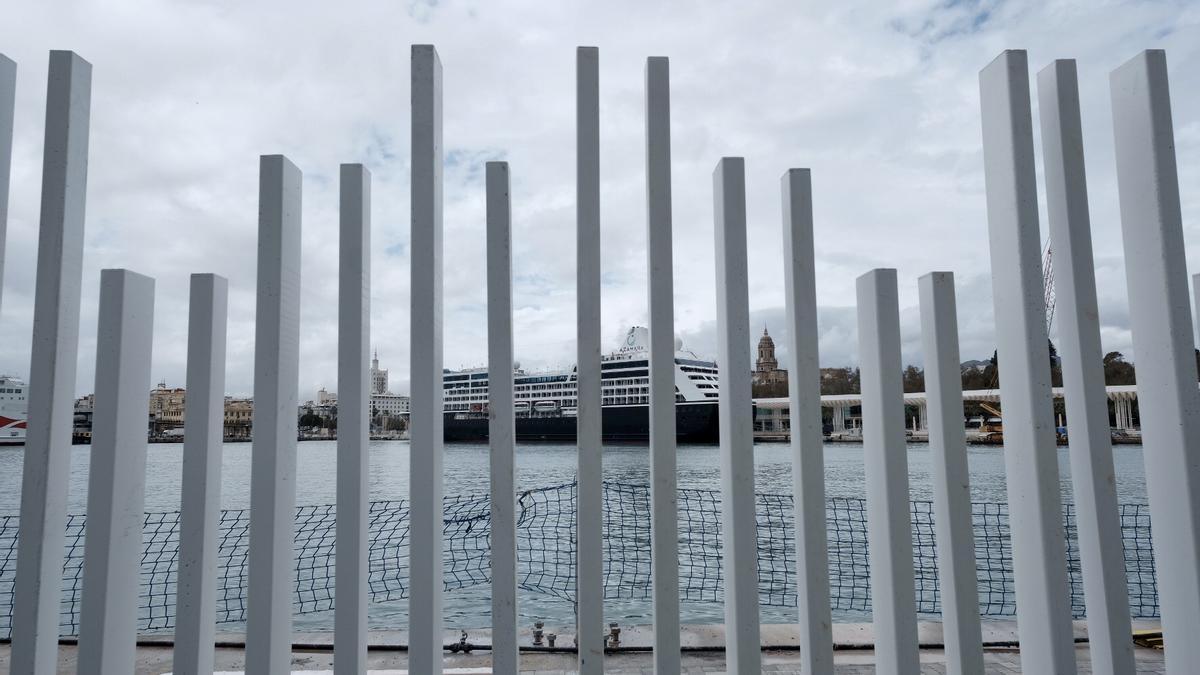 Las vallas instaladas en el Muelle Uno.