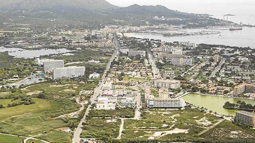 Vista general del puerto de Alcúdia, una de las principales zonas turísticas del norte de Mallorca.