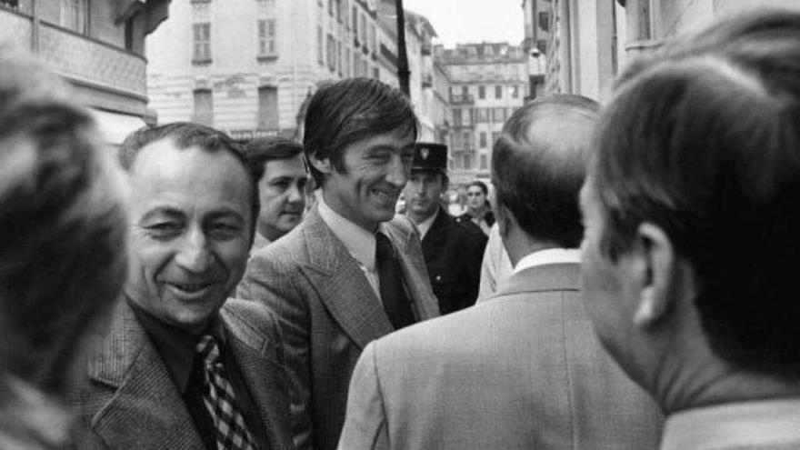 Albert Spaggiari, en el centro de la imagen, en 1976, asistiendo a una reconstrucción del robo de Niza.