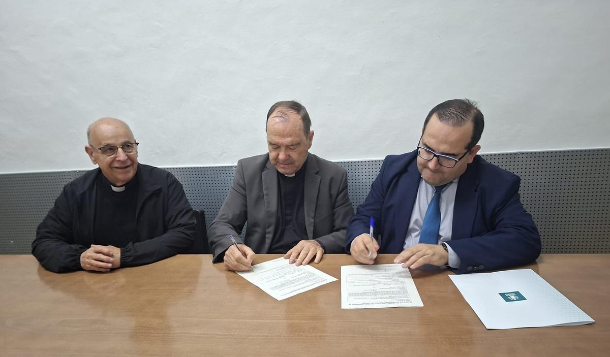 Firma del convenio entre la diócesis de Plasencia y Cajamar para el apoyo a inmigrantes.