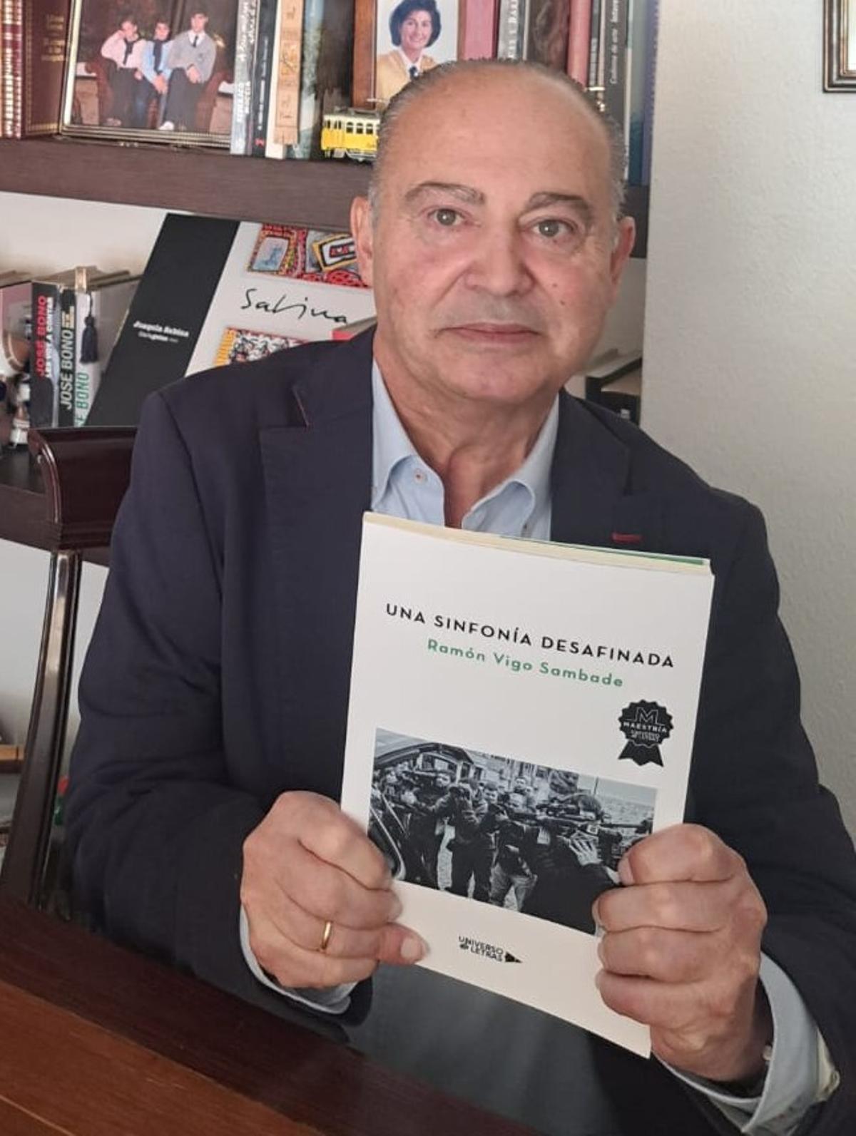 Ramón Vigo, exalcalde de Cee, con un ejemplar de su libro.