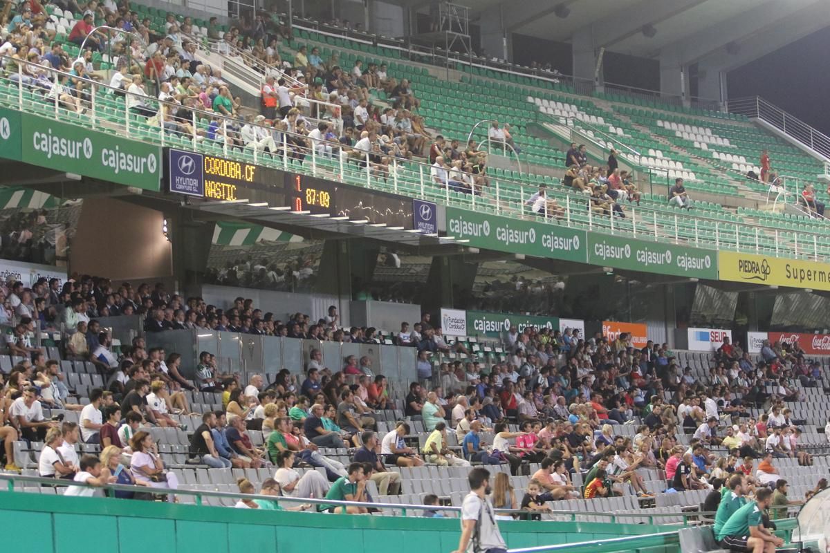 Aficionados en el encuentro de Copa del Rey