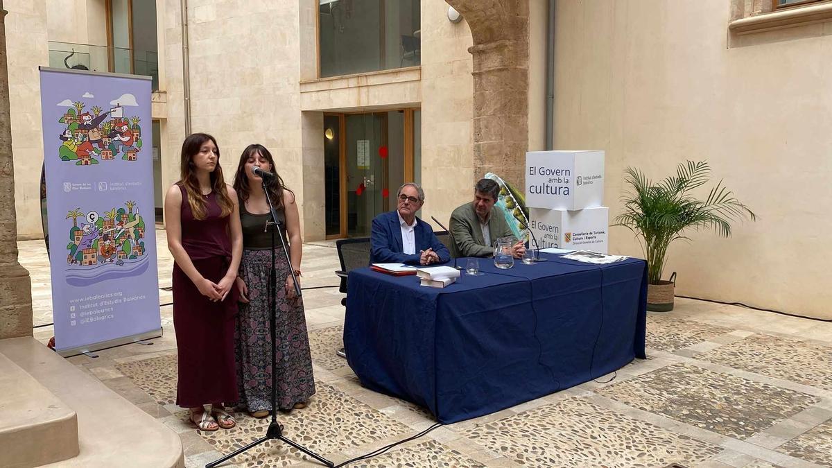 Dos alumnas del IES Josep Maria Llompart, Gabriel Janer Manila y Jaume Bauzà.