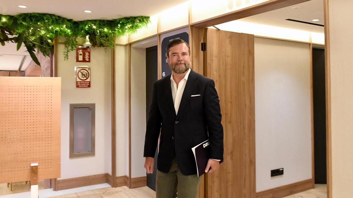 Iván Espinosa de los Monteros llegando al desayuno informativo en el Hotel Rincón de Pepe de Murcia.
