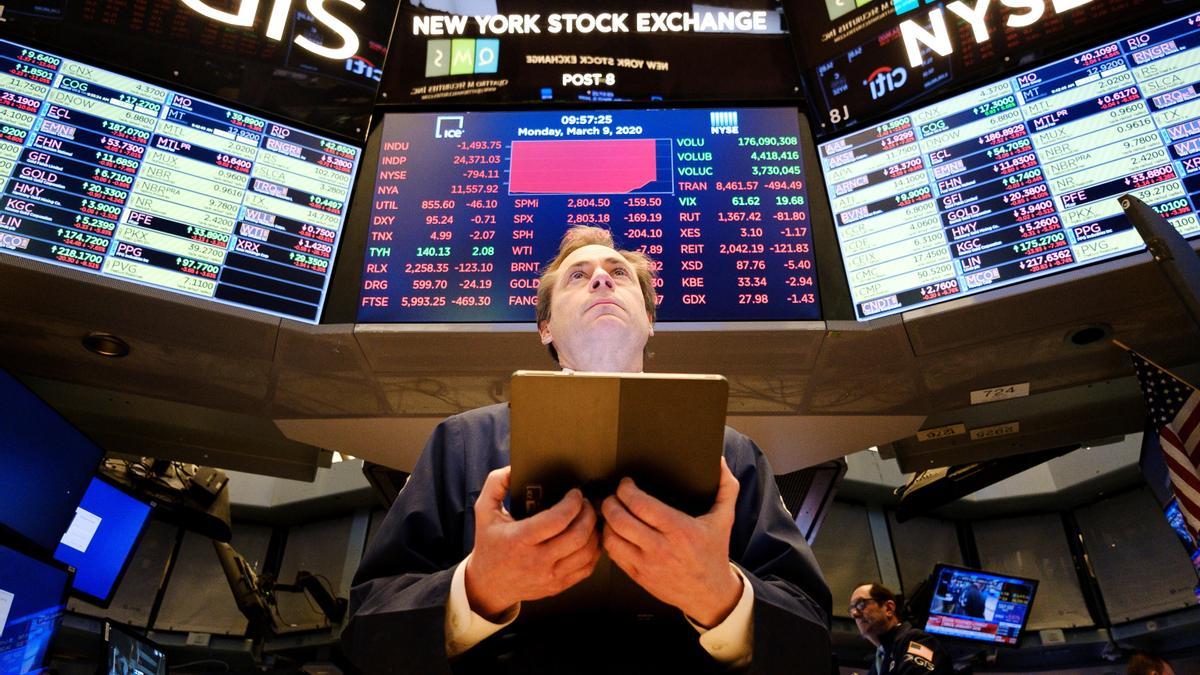 Un corredor de bolsa trabaja, en Wall Street, en ua imagen de archivo.