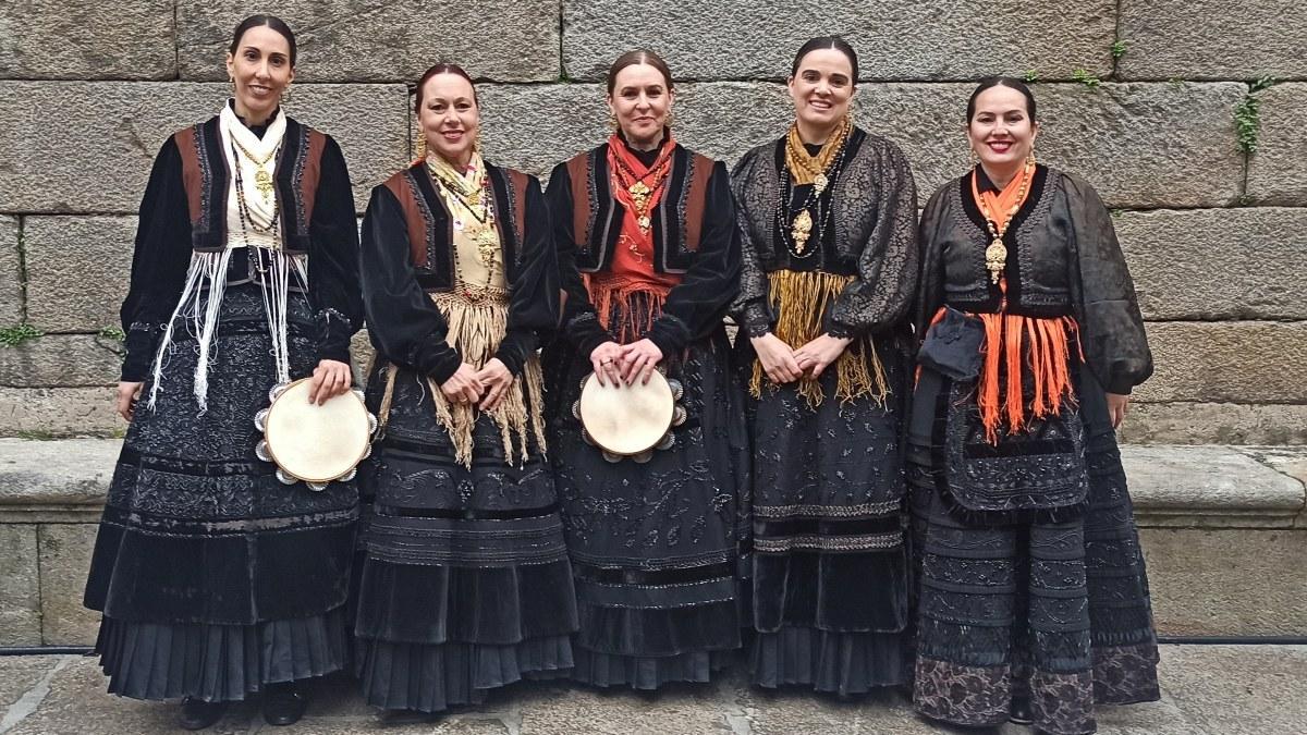 Integrantes de la Agrupación Folclórica Colexiata do Sar tras cantar en la Quintana
