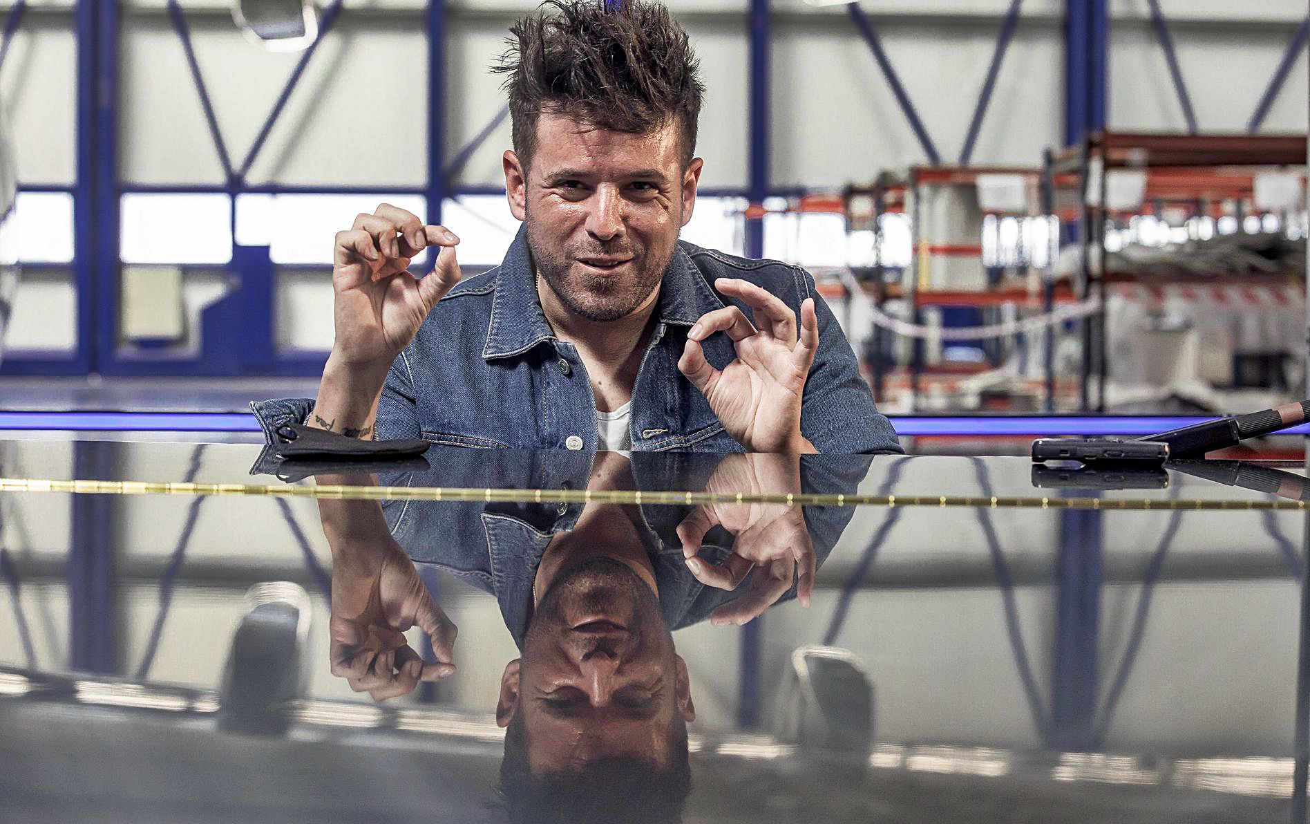 Pablo López, tras interpretar al piano dos de sus canciones, ‘La niña de la linterna’ y ‘El Patio’, en el hangar de Air Europa.