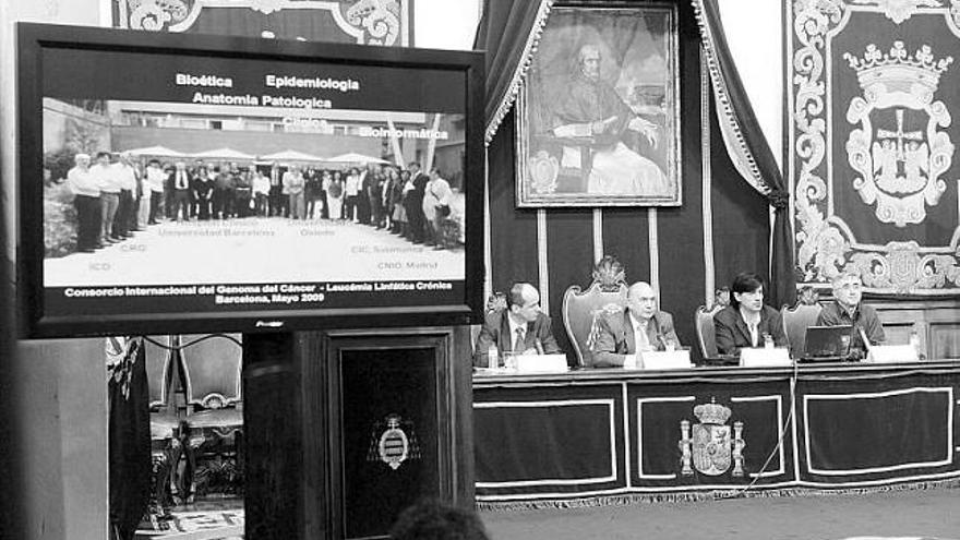 De izquierda a derecha, Peter Klatt, Vicente Gotor, Carlos López Otín y Elías Campo, ayer, en el Paraninfo de la Universidad de Oviedo.